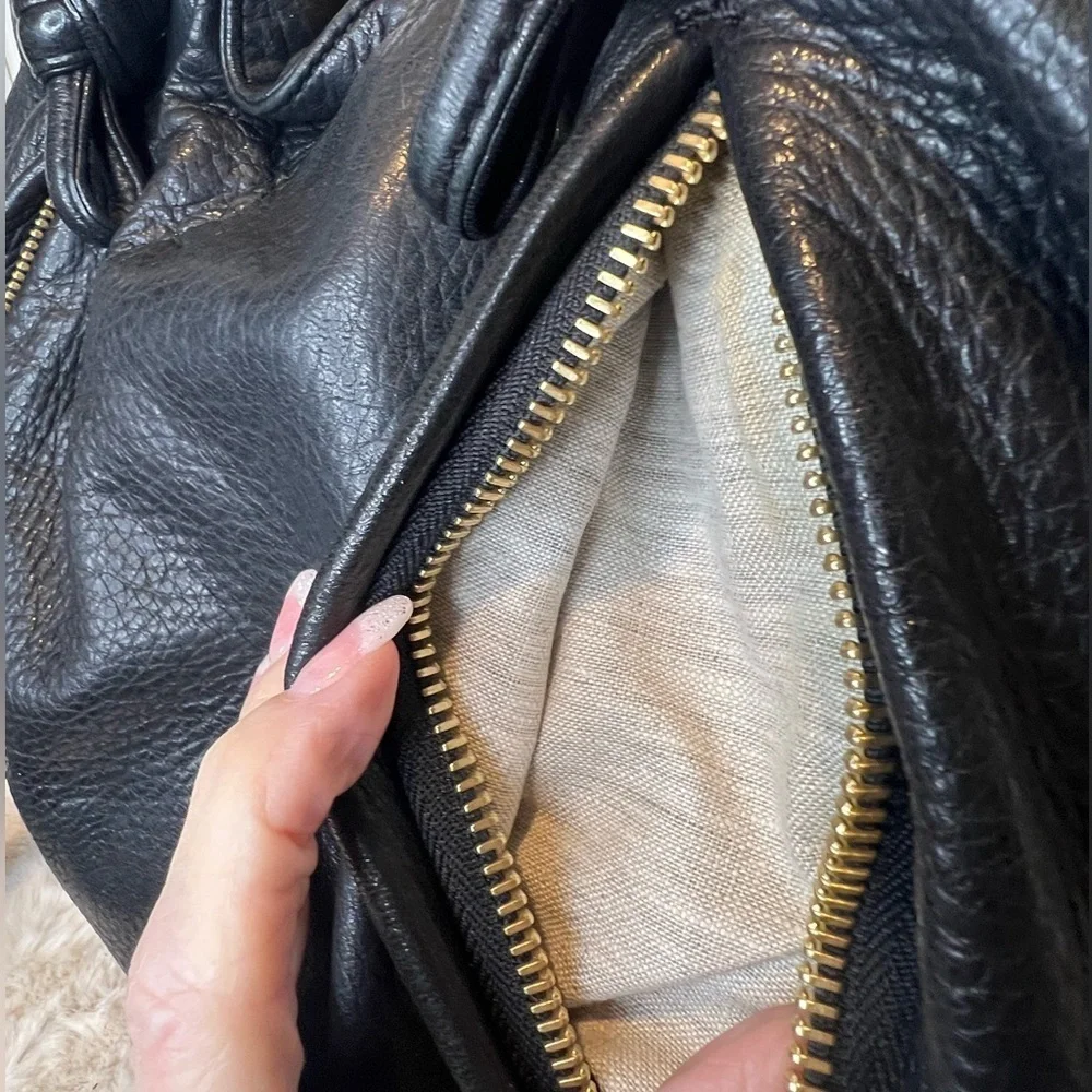 MICHAEL KORS BLACK ROSLYN LEATHER
SHOULDER BAG “THE ROSLYN” - Picture 12 of 16